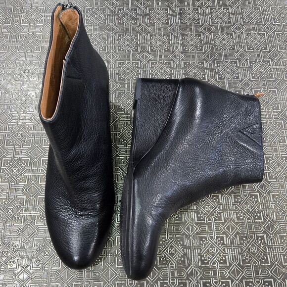 🐢 Kenneth Cole Gentle Souls Size 8.5 Black Leather Wedge Booties - Picture 1 of 13